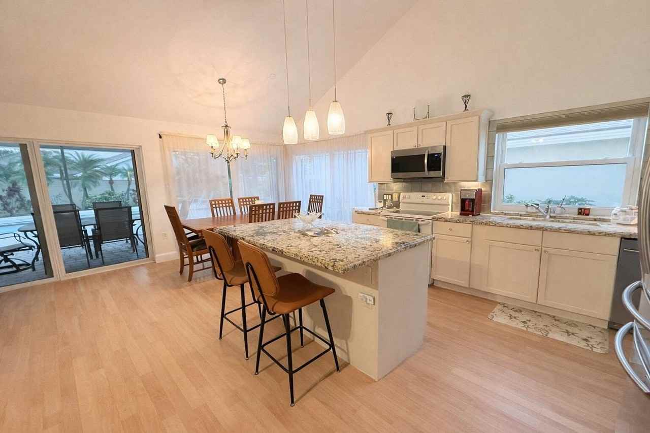 100 Cape Pointe Cir - Photo 3 of 33