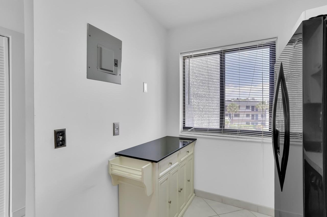 4290 Deste Ct Apt 301 - Photo 5 of 19