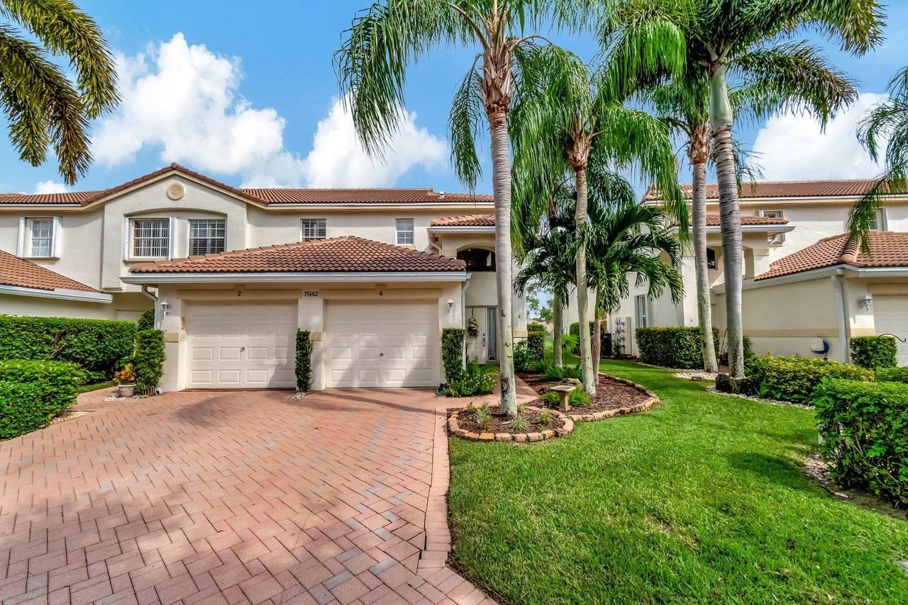 7942 Laina Ln Apt 4 - Photo 3 of 27