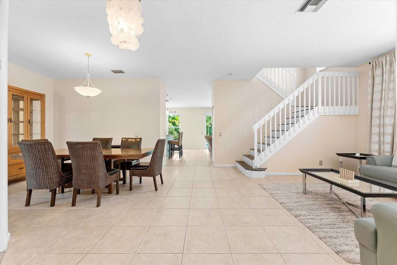 7061 Chesapeake Cir - Photo 4 of 50