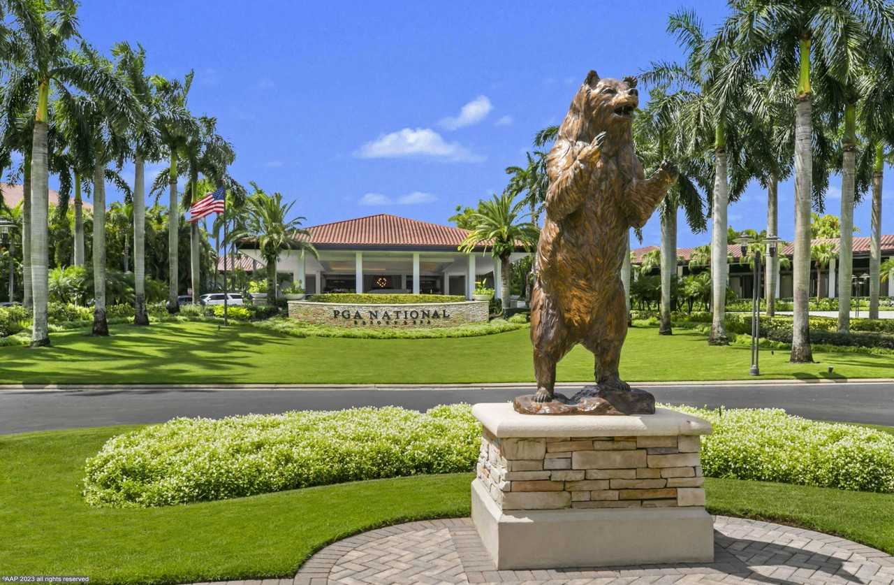 23 Lexington Ln W Apt D - Photo 2 of 28