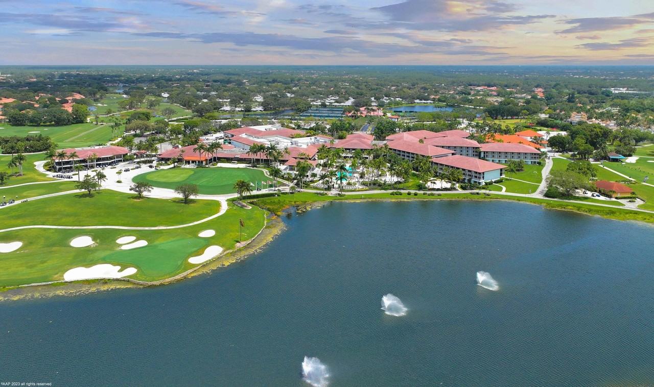 23 Lexington Ln W Apt D - Photo 4 of 28