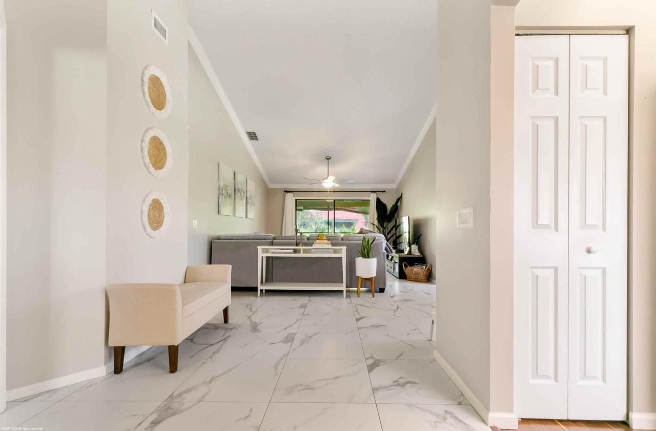 23 Lexington Ln W Apt D - Photo 5 of 28