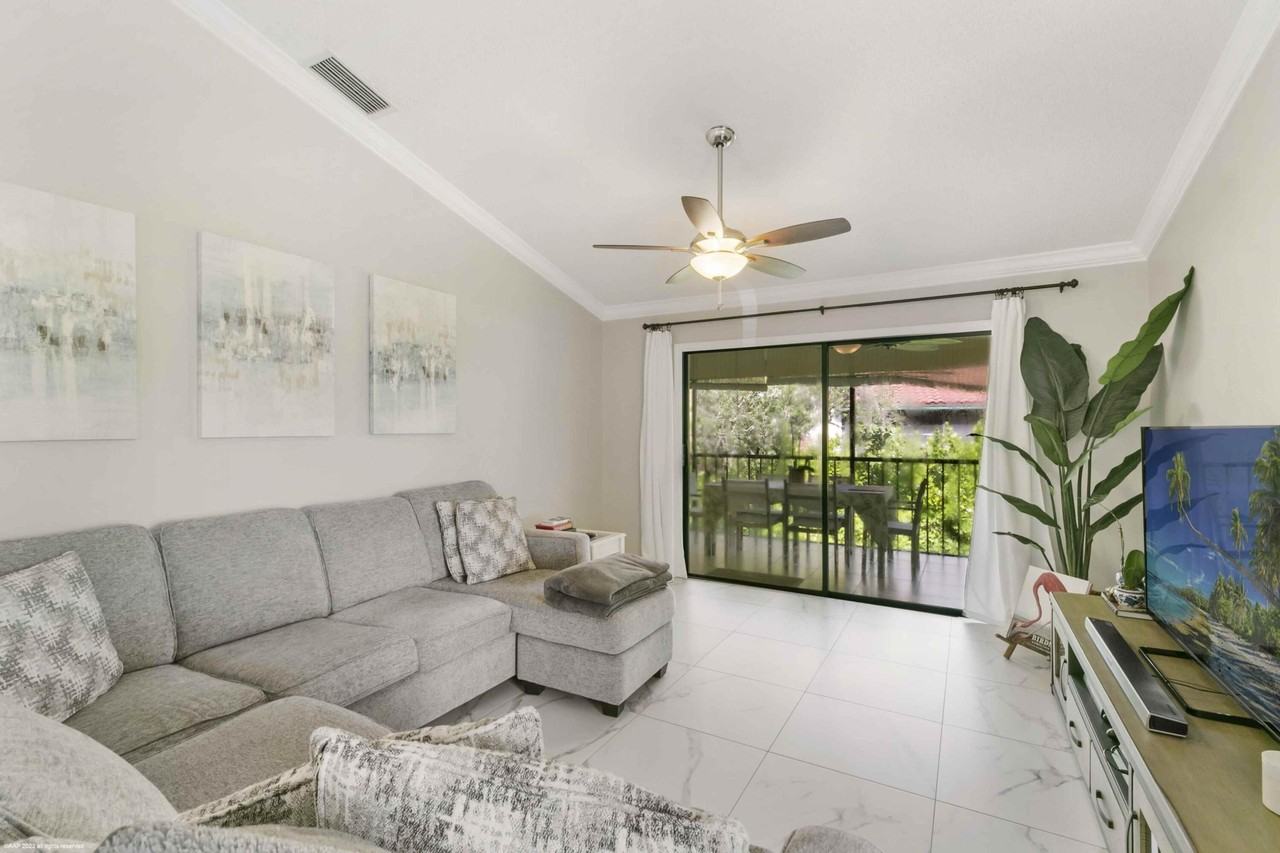 23 Lexington Ln W Apt D - Photo 6 of 28