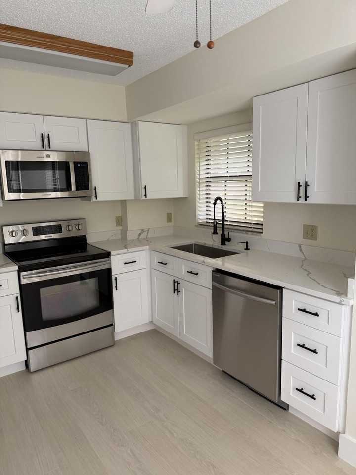 13505 Fountain View Blvd - Photo 2 of 18