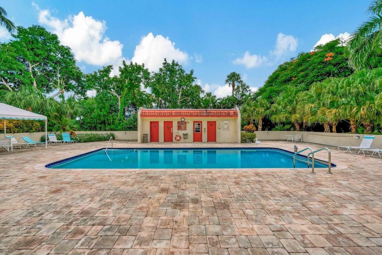 1707 Consulate Pl Apt 202 - Photo 4 of 16