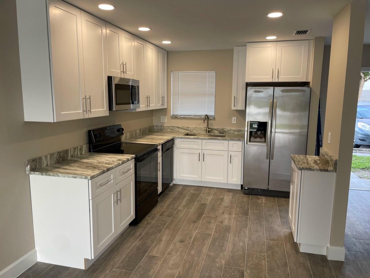 2504 Seaside Dr - Photo 2 of 13