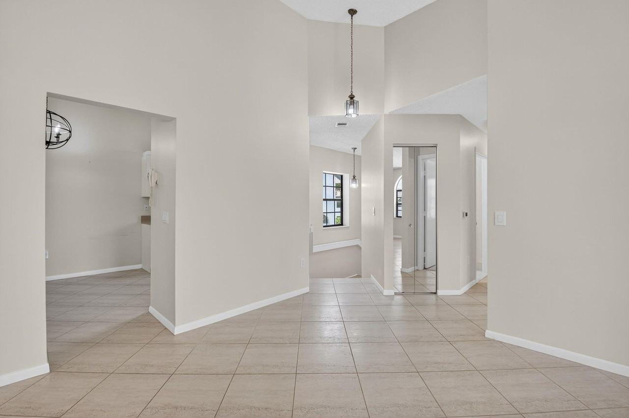 5136 Floria Dr Apt N - Photo 5 of 25