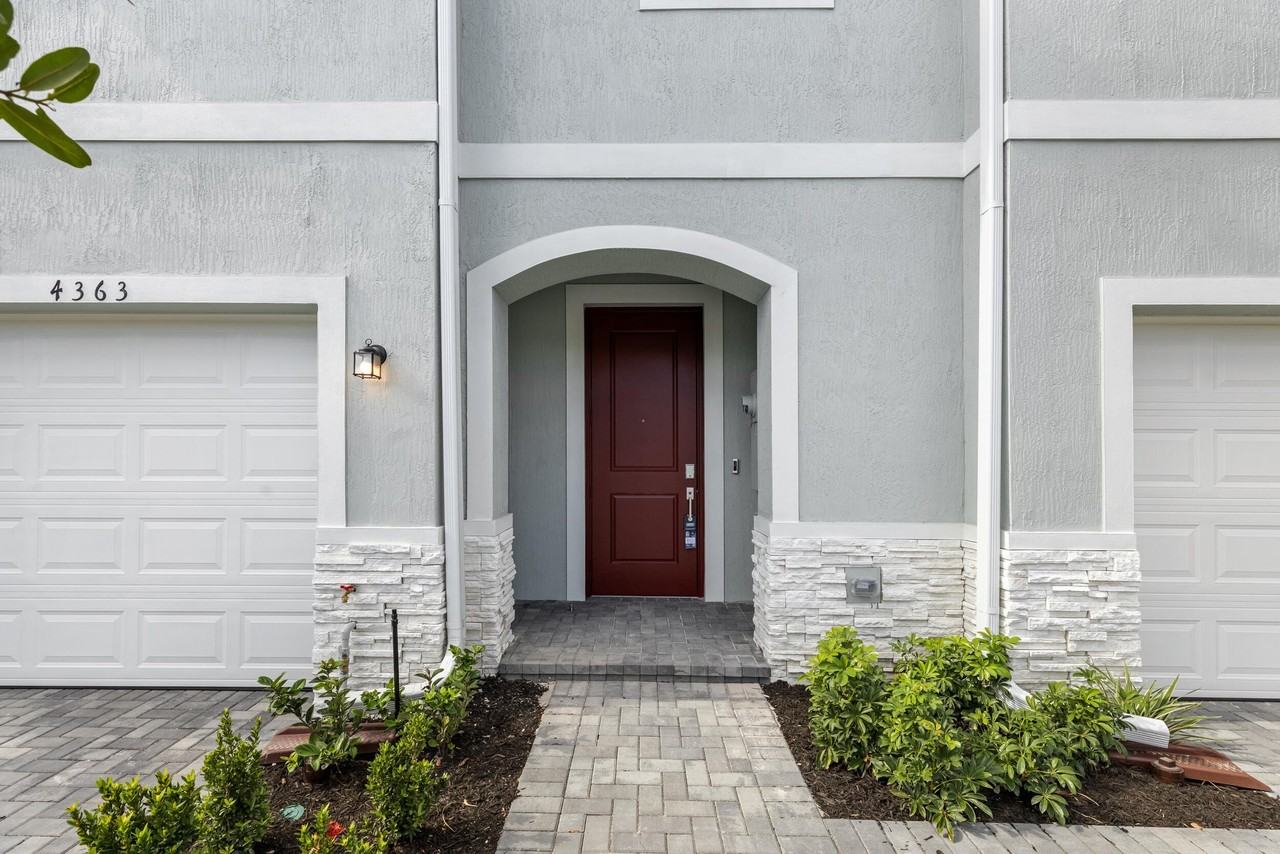 4250 Lagoon Shore Dr - Photo 2 of 33