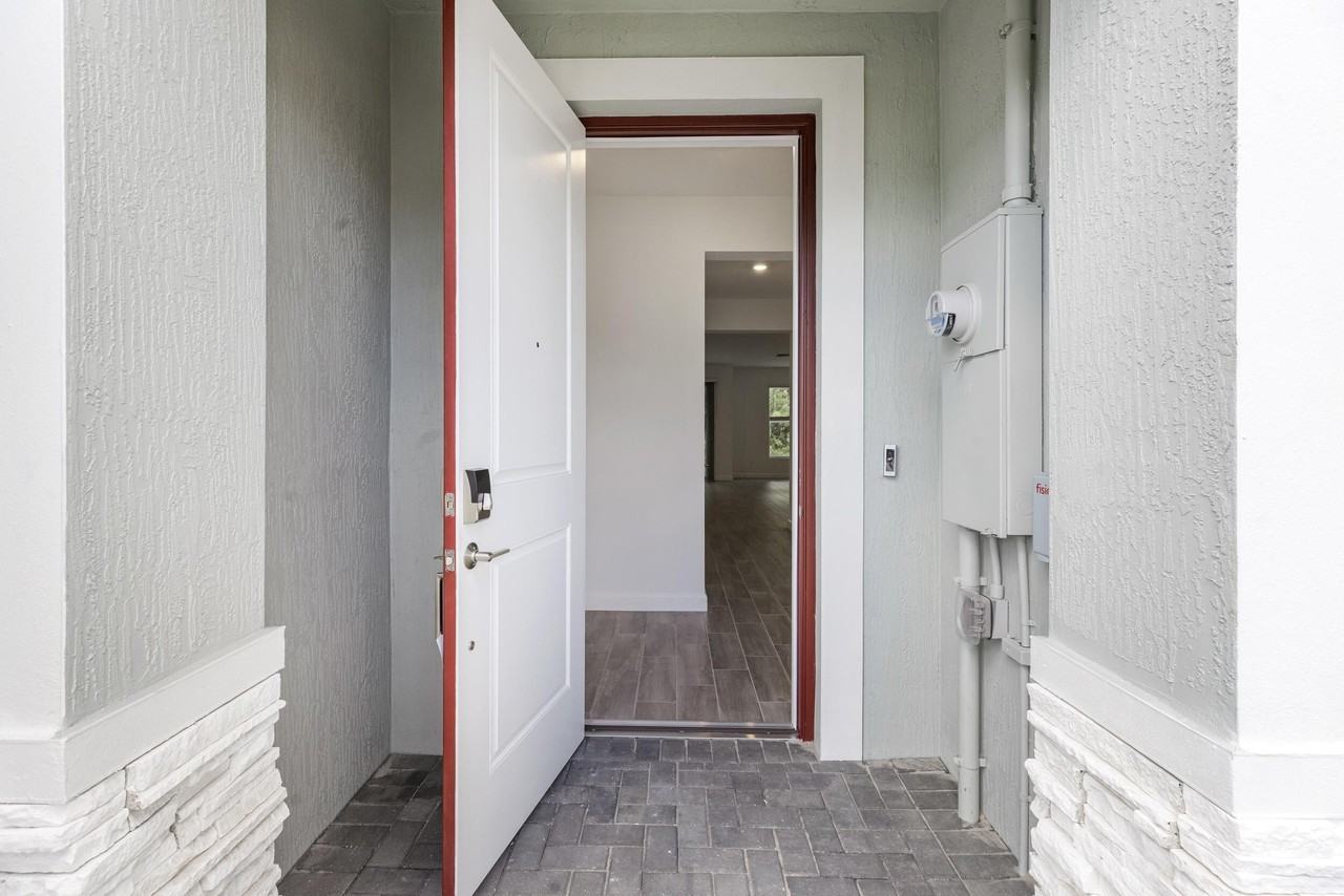 4250 Lagoon Shore Dr - Photo 3 of 33