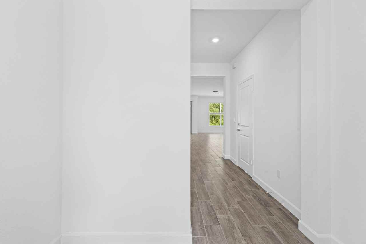 4250 Lagoon Shore Dr - Photo 4 of 33