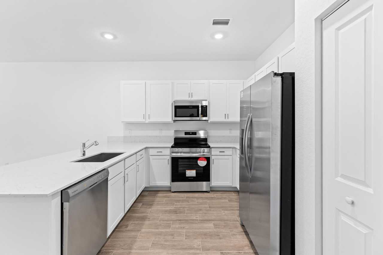 4250 Lagoon Shore Dr - Photo 7 of 33