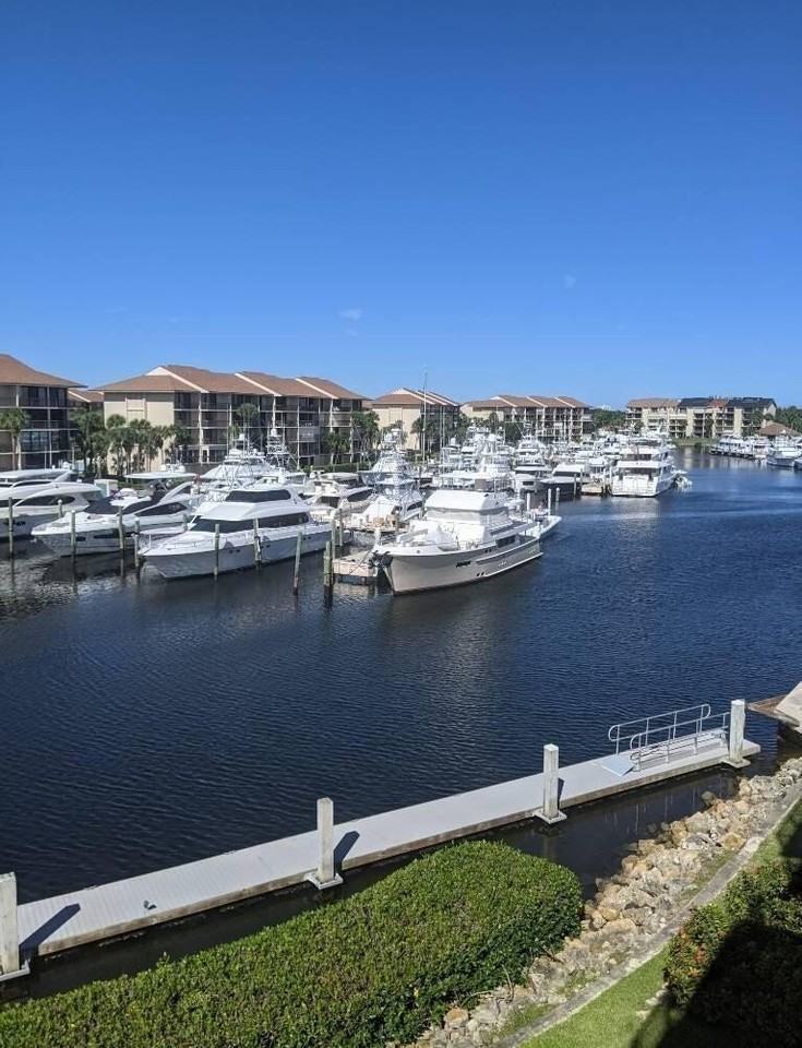 1301 Seafarer Cir Apt 402 - Photo 2 of 10