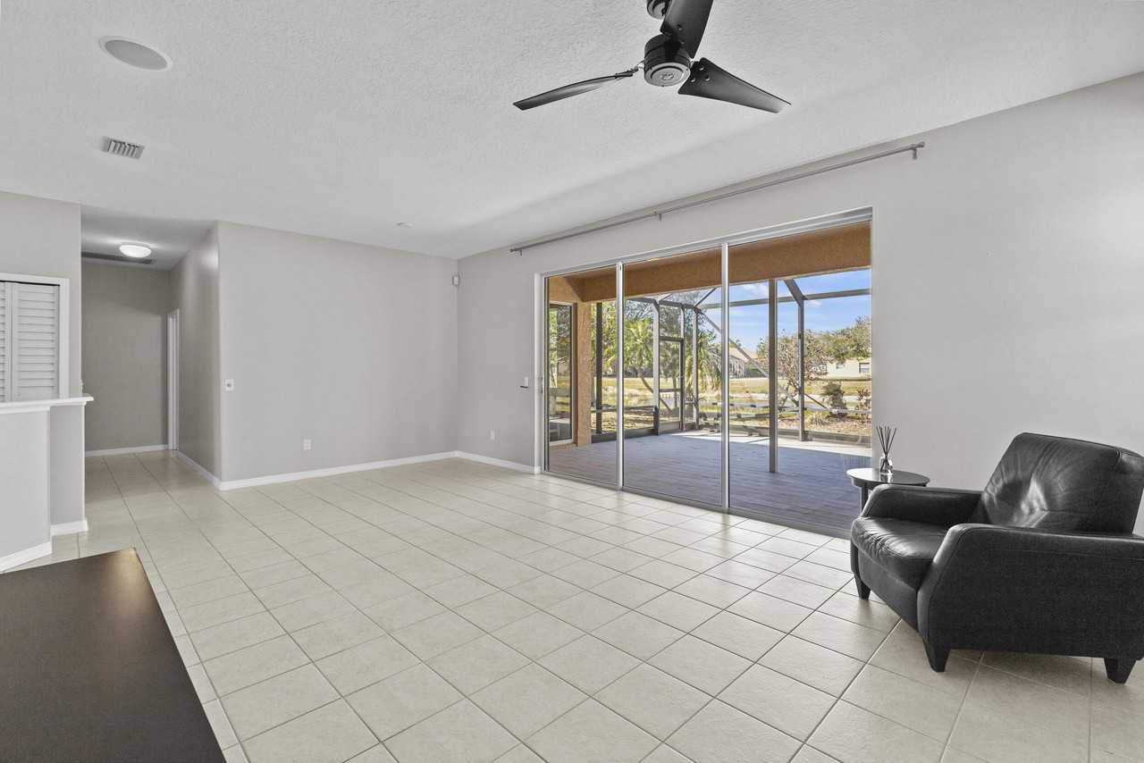 508 Nw Waverly Cir - Photo 5 of 50