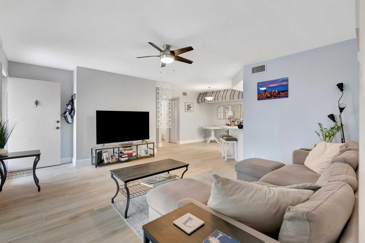 6560 Chasewood Dr Apt D - Photo 5 of 35