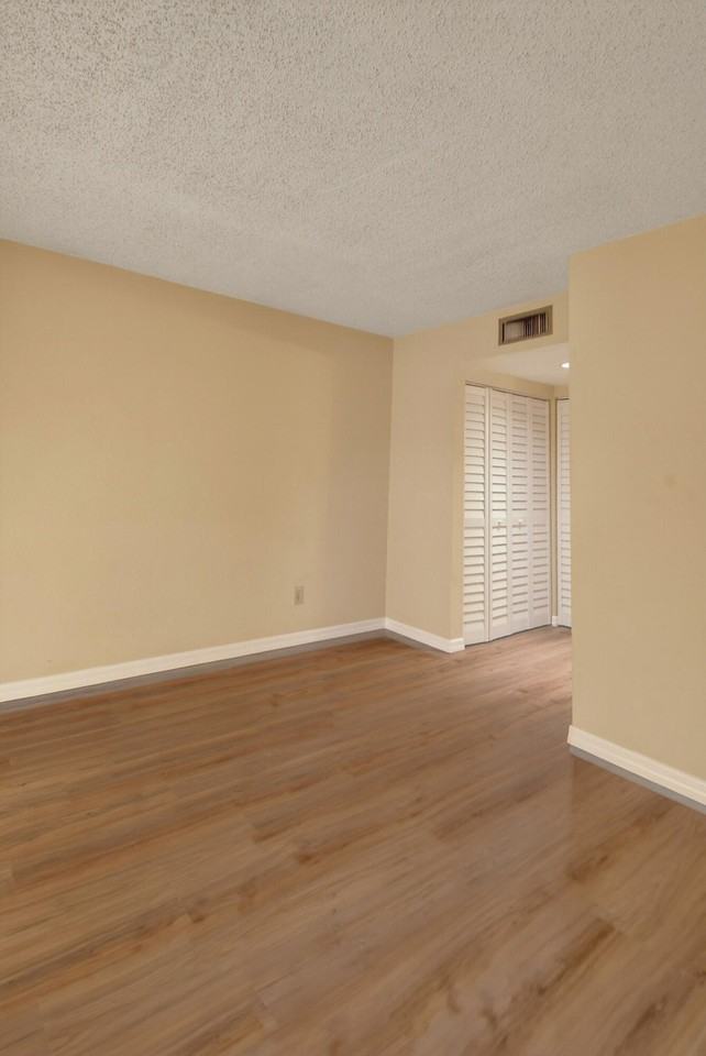 1620 Se Green Acres Cir Apt N103 - Photo 5 of 18