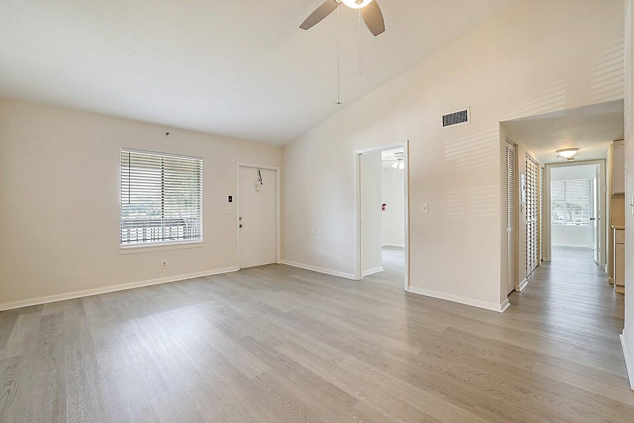 6327 Chasewood Dr Apt E - Photo 3 of 31