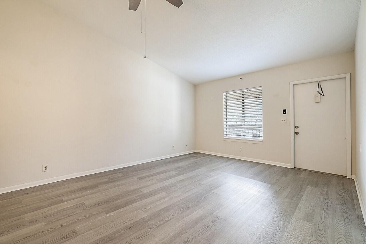 6327 Chasewood Dr Apt E - Photo 6 of 31