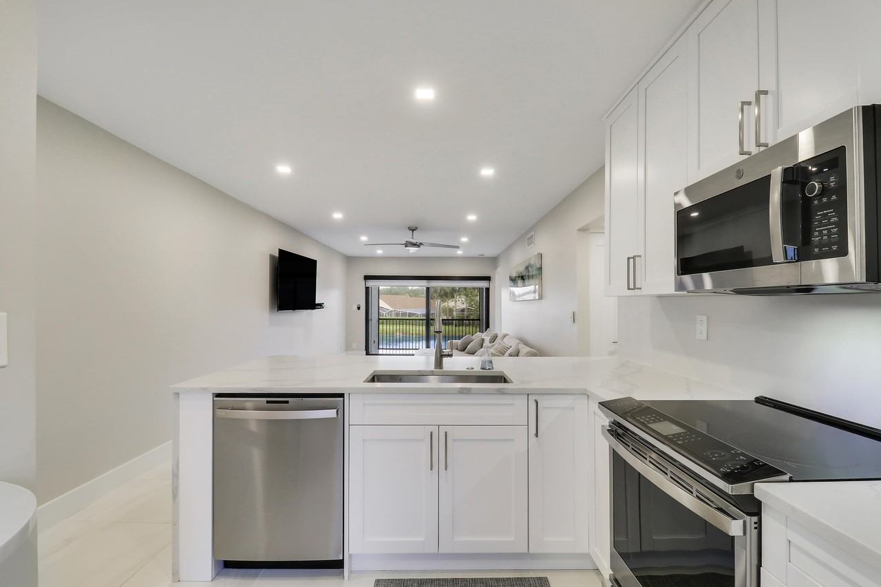 12911 Briarlake Dr Apt 202 - Photo 5 of 13