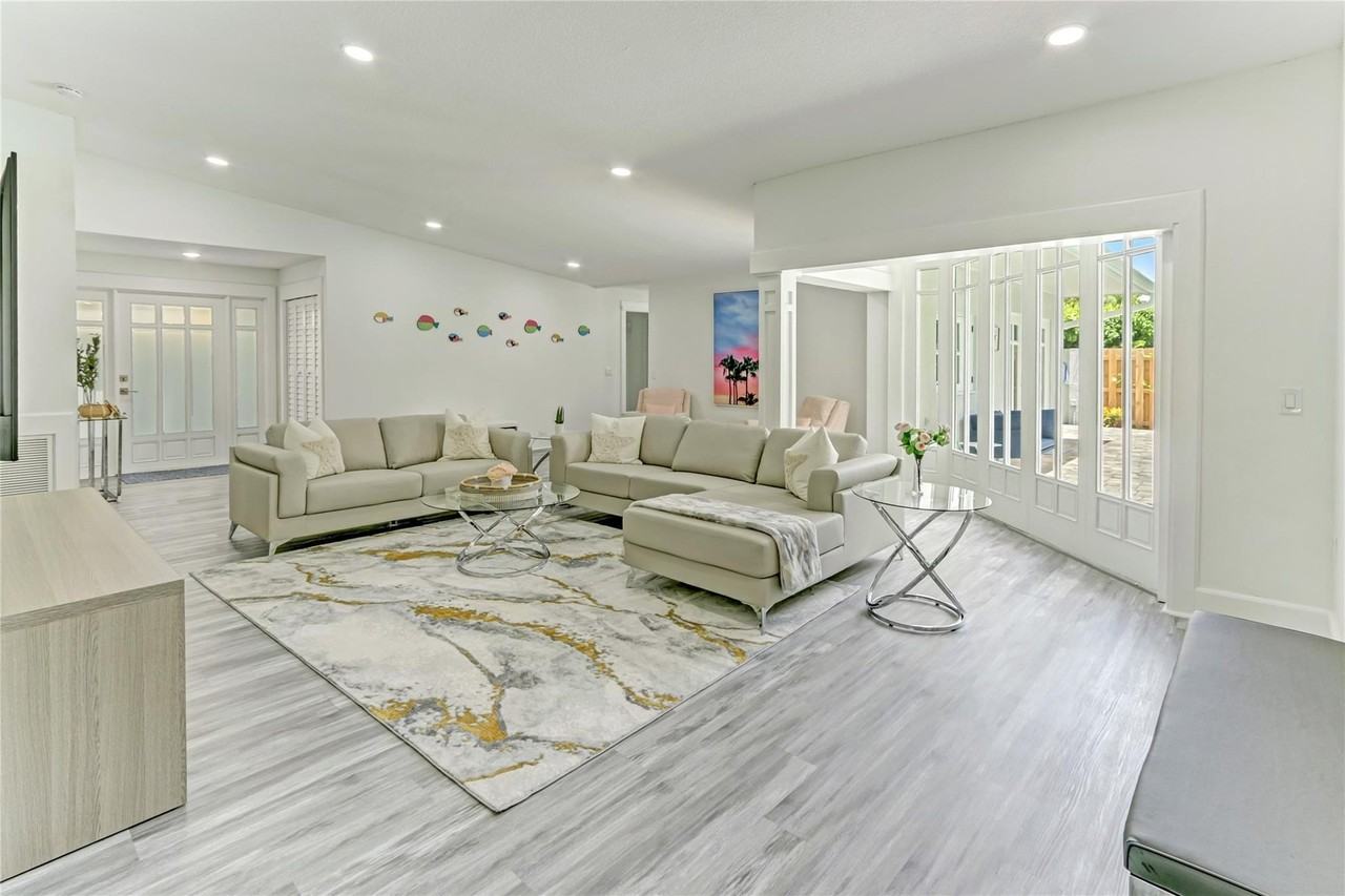 16643 Redwood Way - Photo 3 of 45