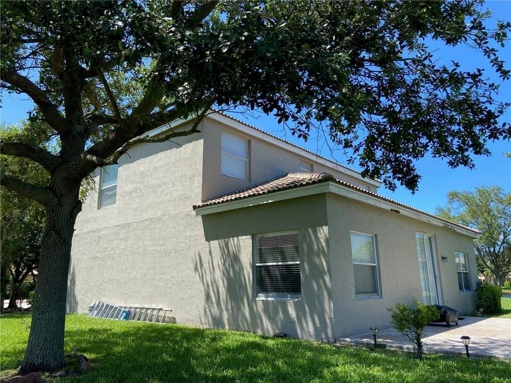 4838 Nw 58th Pl - Photo 5 of 20