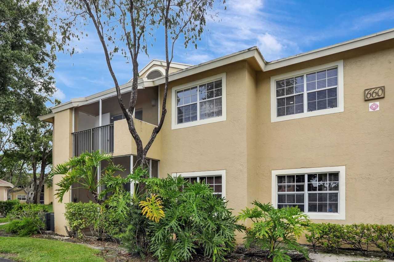 660 Cypress Club Way Unit D11 - Photo 3 of 41