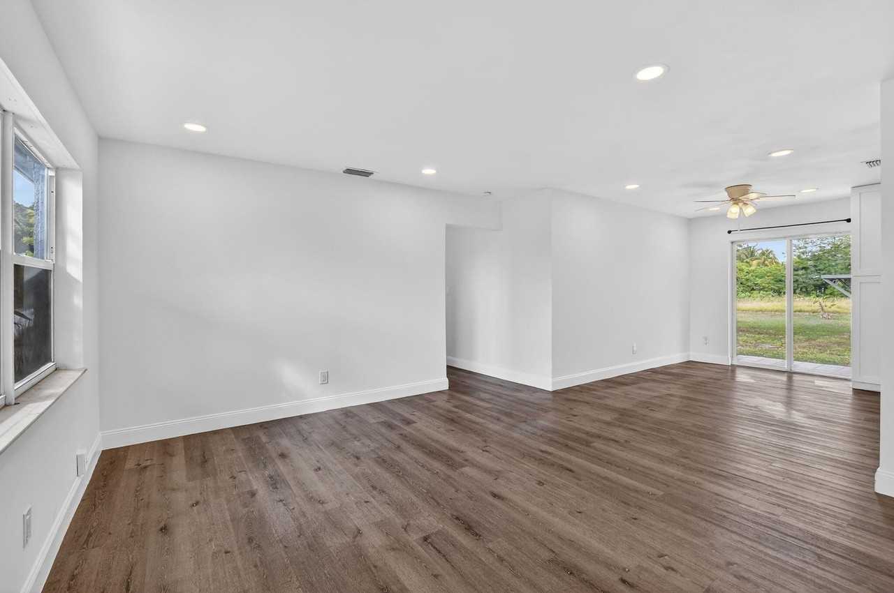 291 Nw 7th Ct - Photo 6 of 39