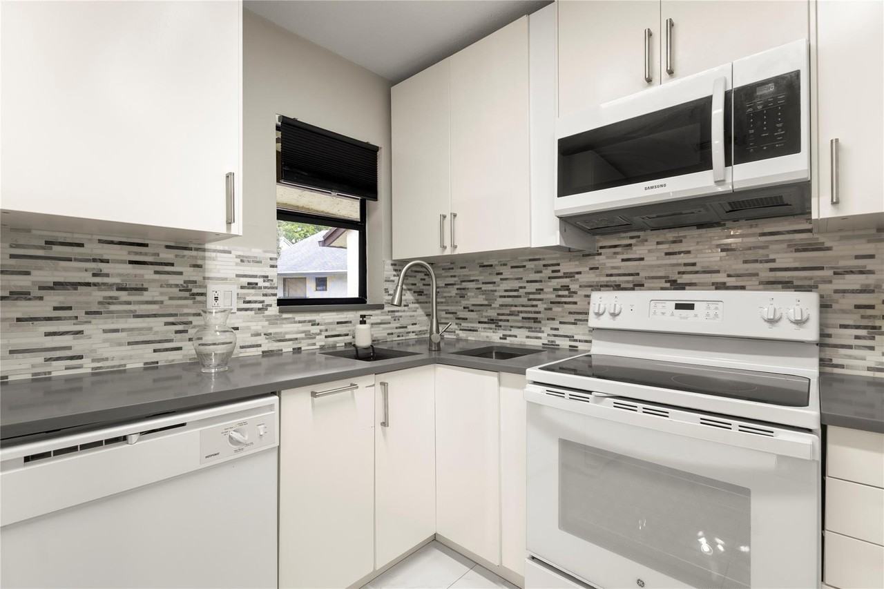 3167 Cocoplum Cir Unit 3167 - Photo 7 of 20