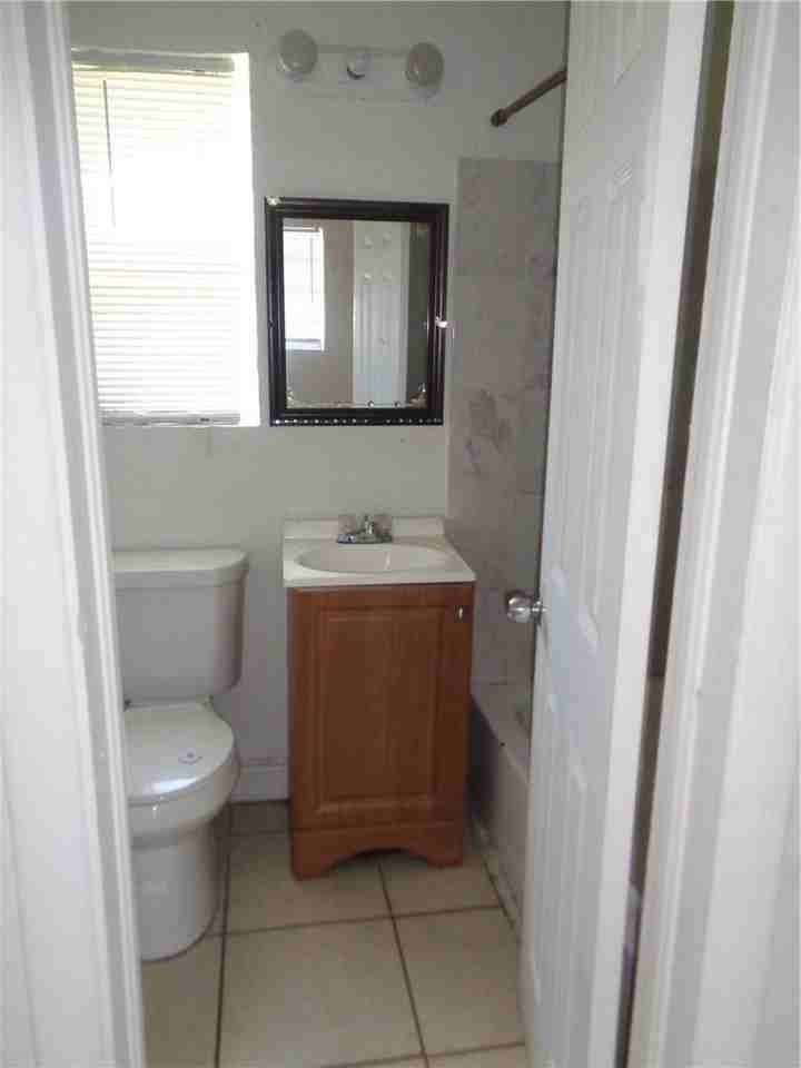 711 Sw 9th St Apt 1 - Photo 5 of 5