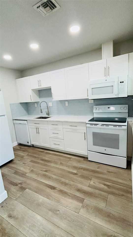 1960 Ne 24th Ave - Photo 2 of 14