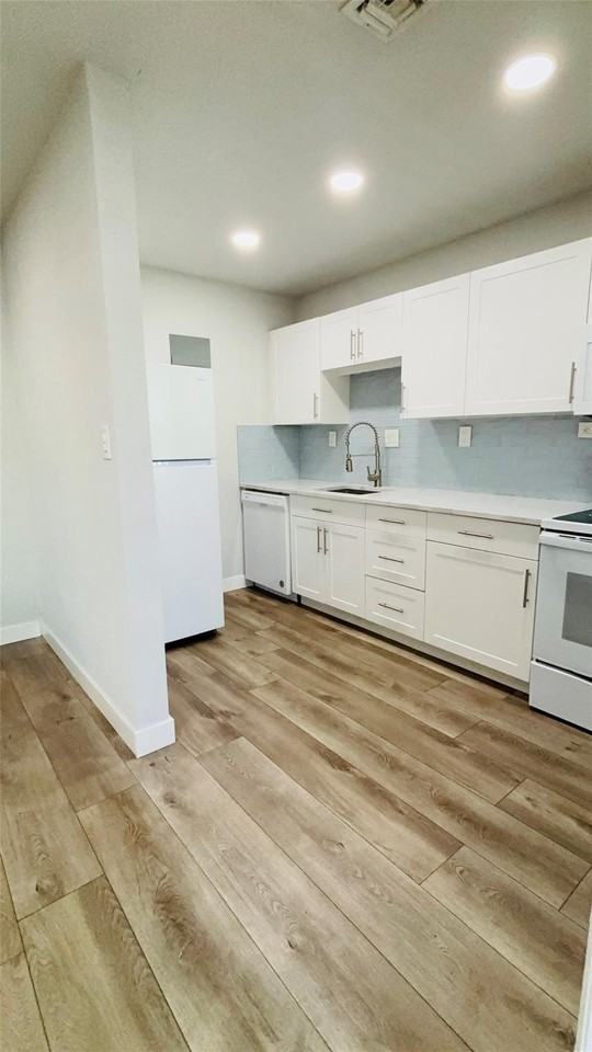 1960 Ne 24th Ave - Photo 5 of 14