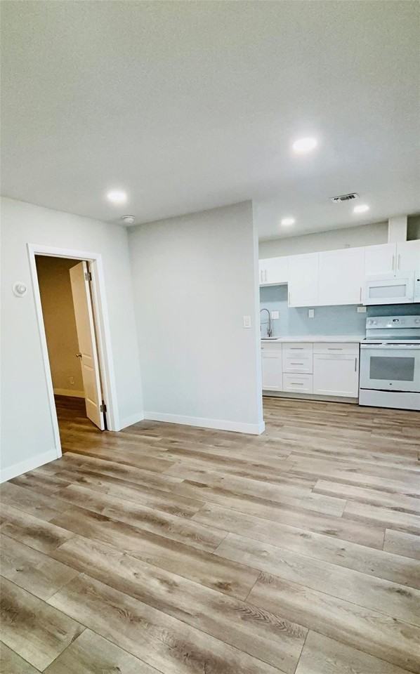 1960 Ne 24th Ave - Photo 6 of 14