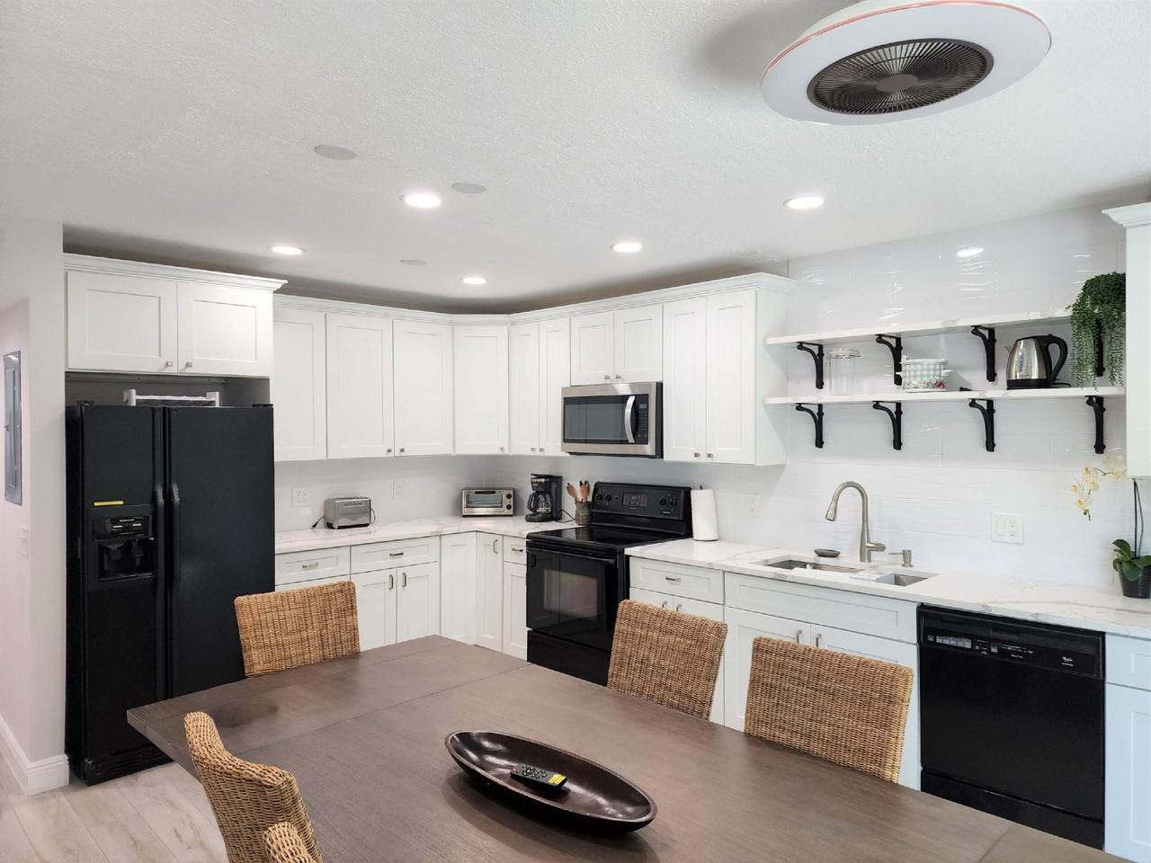 572 Se 20th Ave Unit 3 - Photo 2 of 14