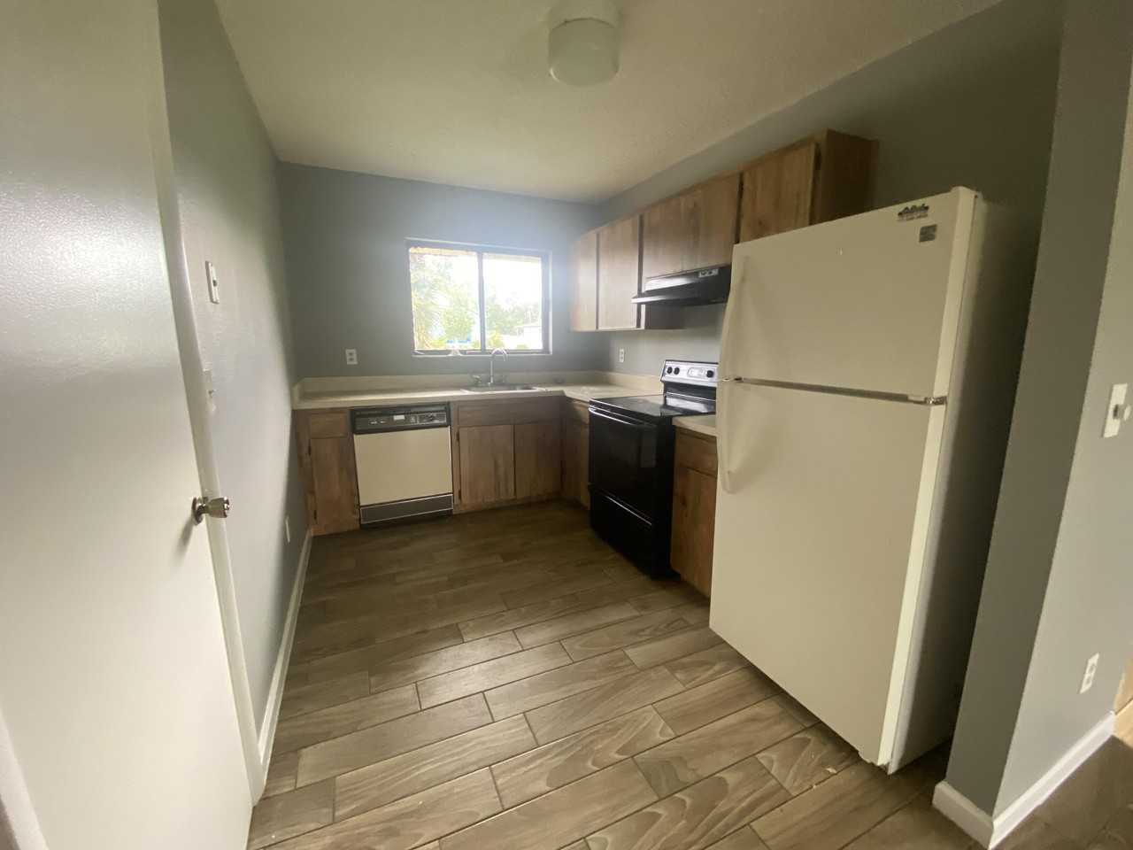 473 Sw Whitmore Dr - Photo 2 of 5