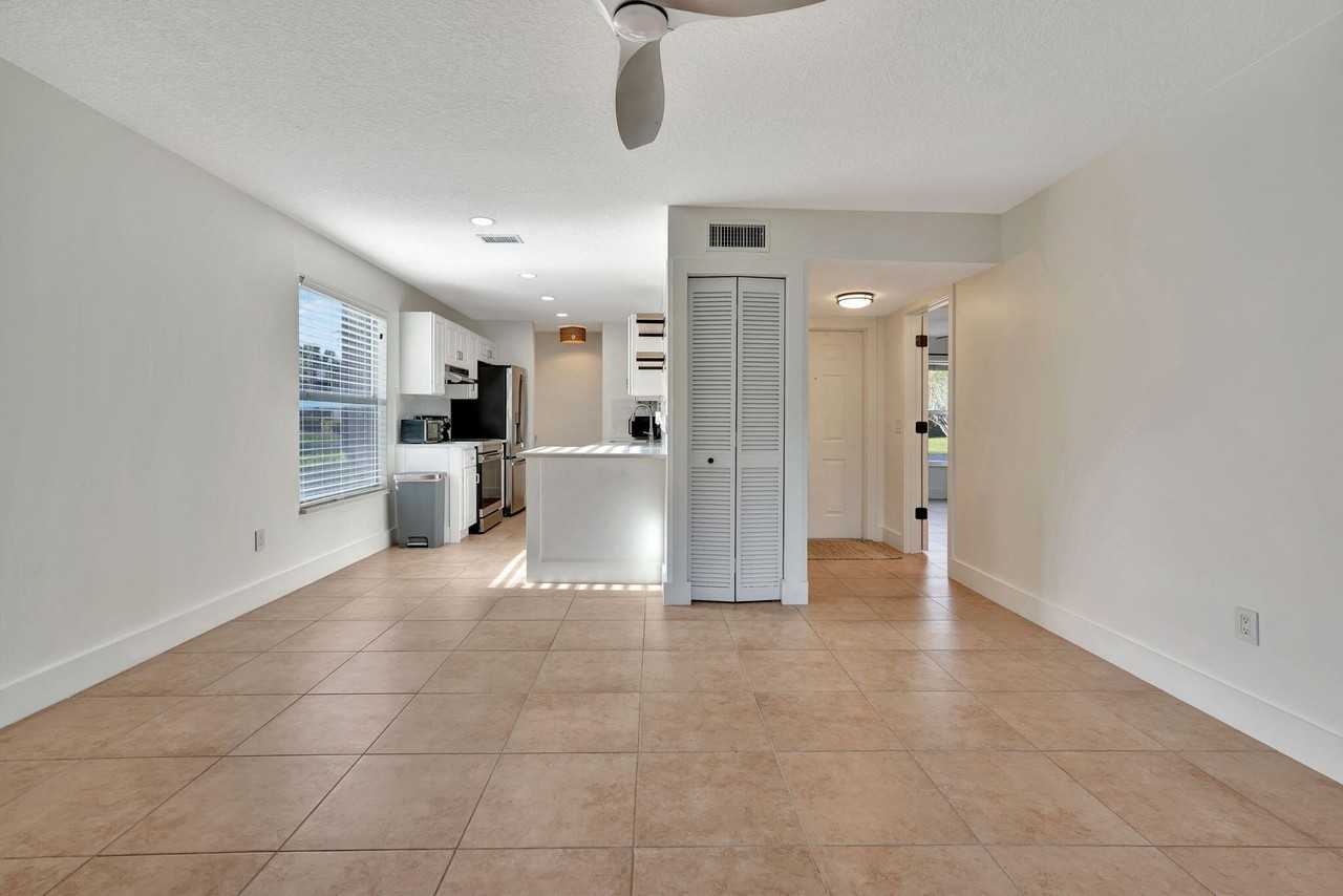 8132 Se Croft Cir Apt 1 - Photo 6 of 35