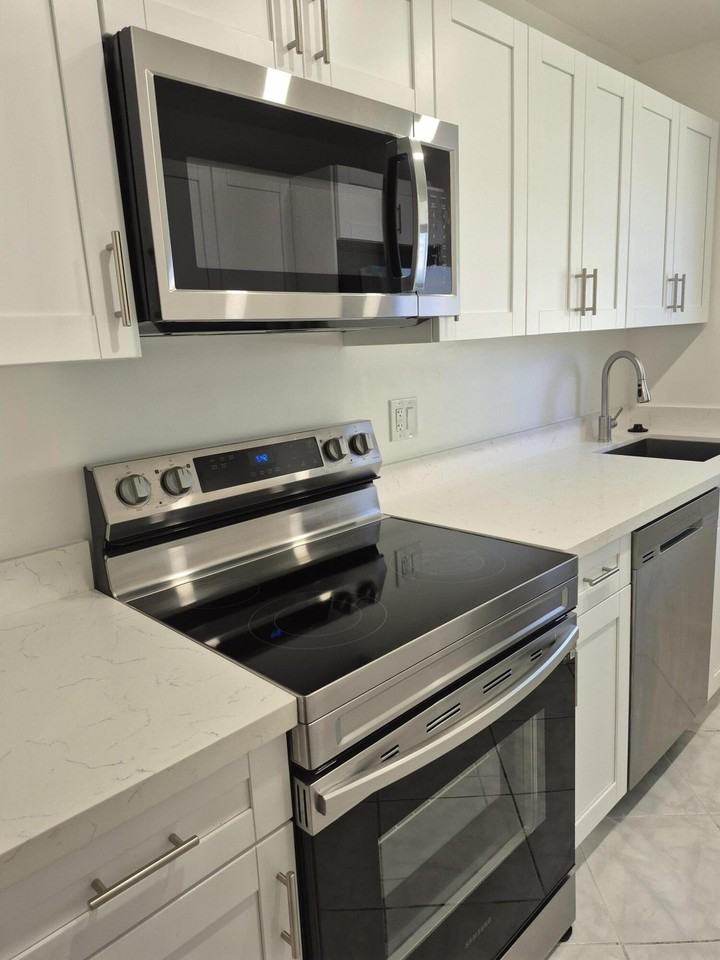 732 South Dr Apt C - Photo 3 of 11