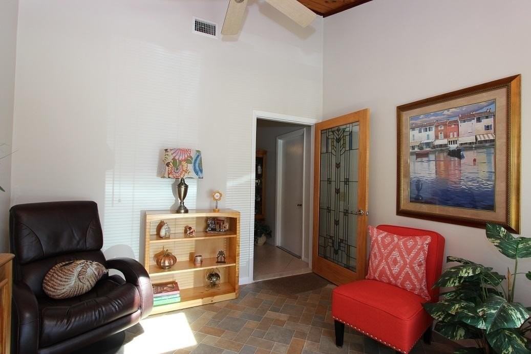 61 Mayfair Ln - Photo 4 of 15