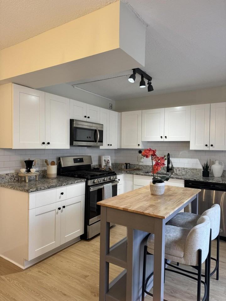 6372 Seven Springs Blvd - Photo 4 of 17