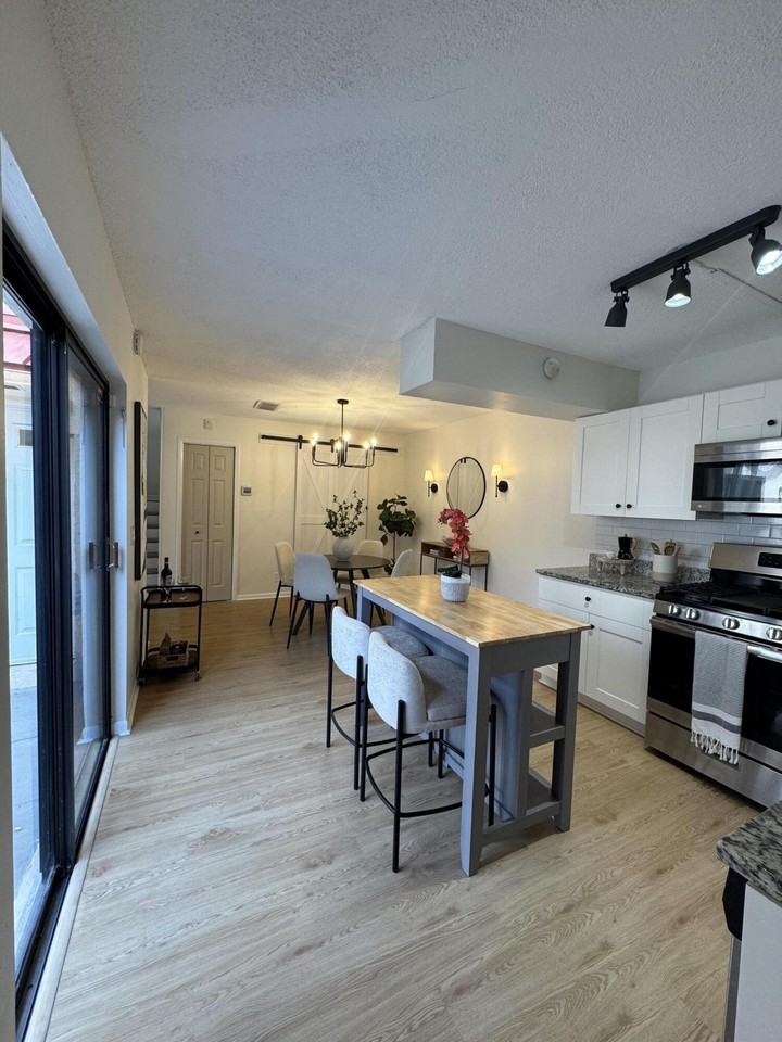 6372 Seven Springs Blvd - Photo 5 of 17