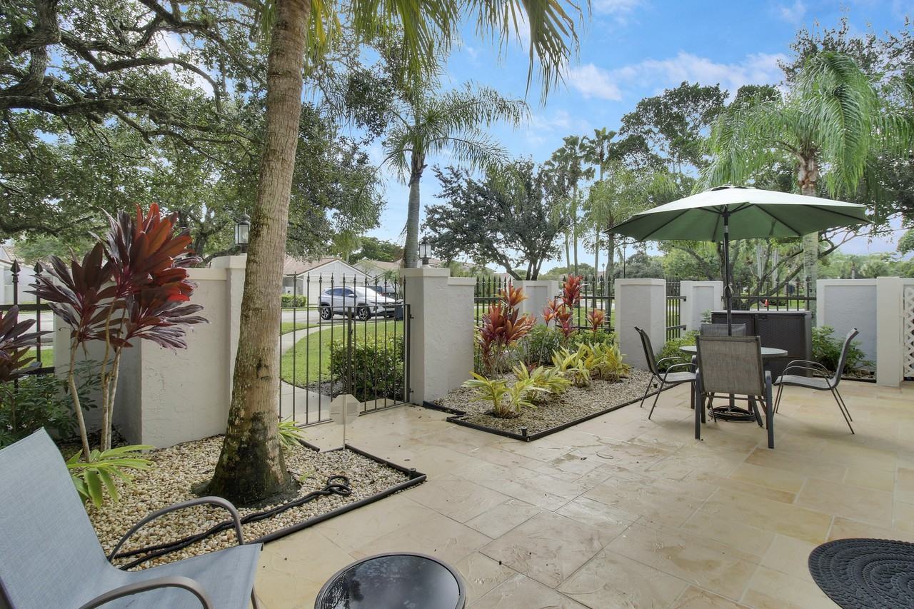 377 Prestwick Ln Apt 2 - Photo 3 of 41