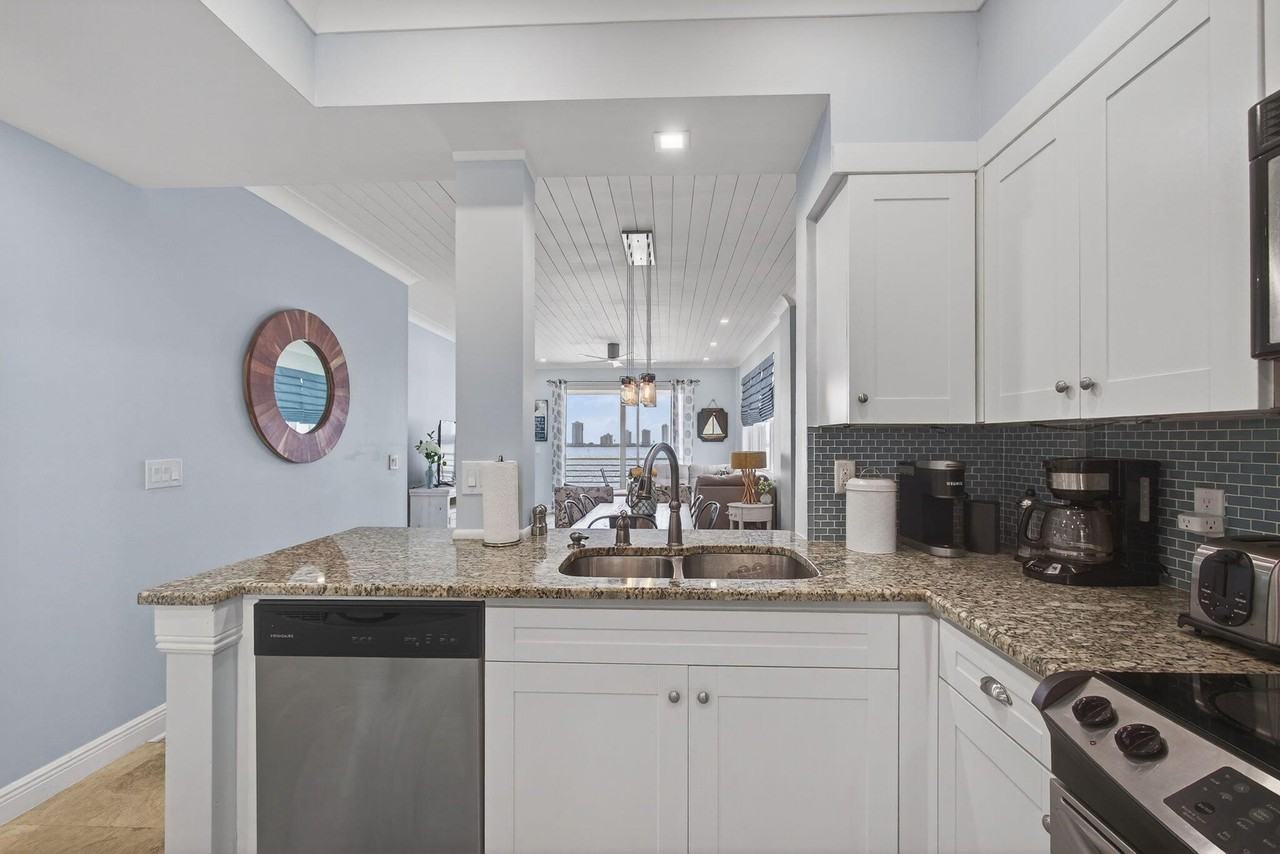 105 Paradise Harbour Blvd Apt 501 - Photo 5 of 40