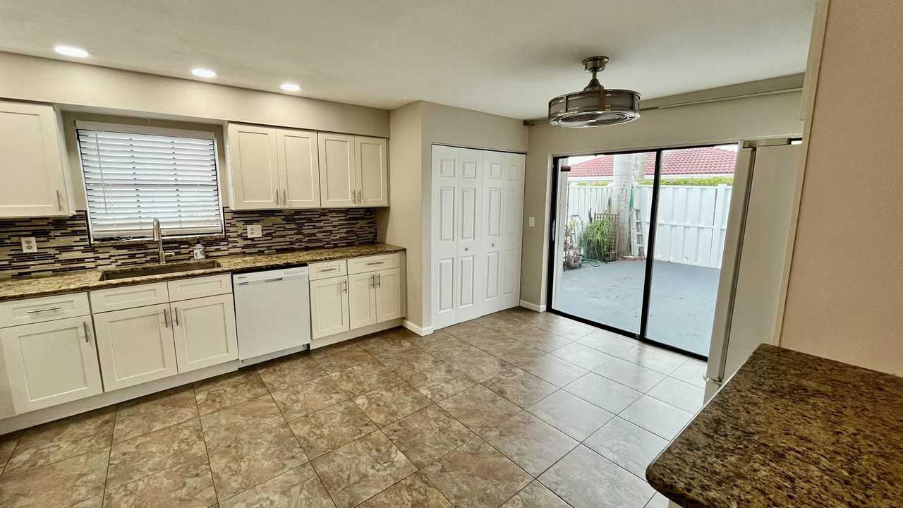 1437 Princeton Ln - Photo 3 of 19