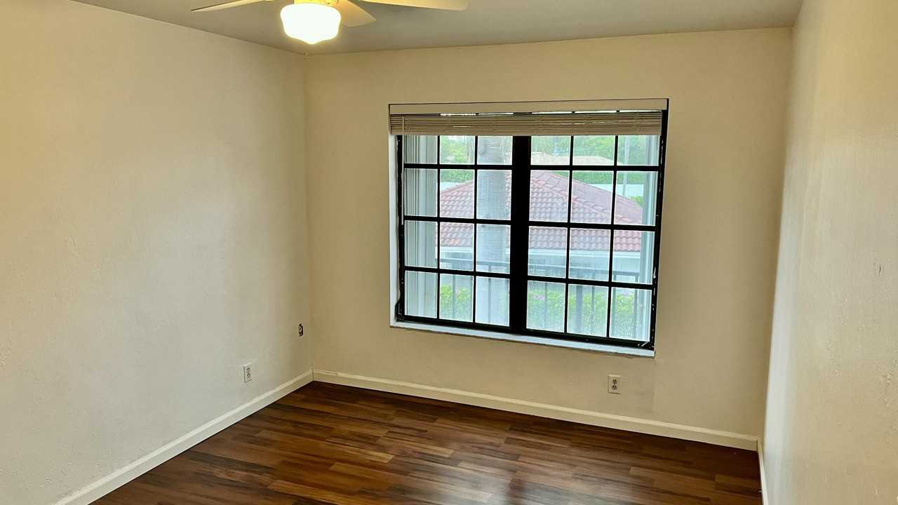 1437 Princeton Ln - Photo 5 of 19