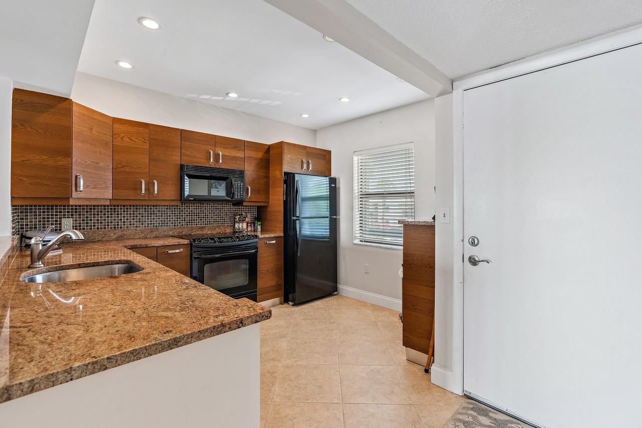 1950 Sw Palm City Rd Apt 1202 - Photo 5 of 21