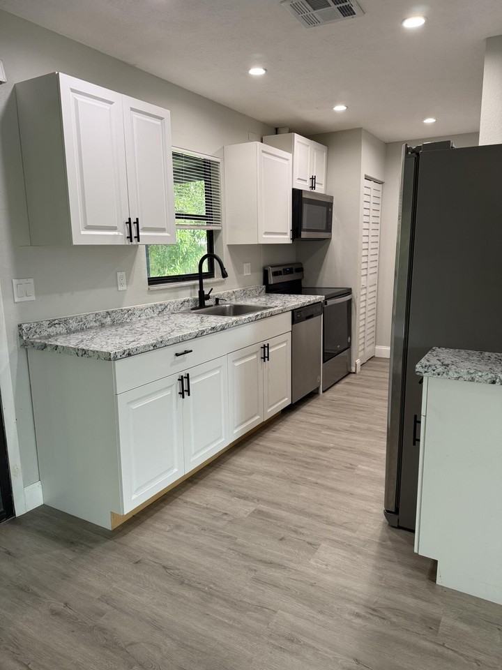 1931 Sw Beekman St - Photo 2 of 11