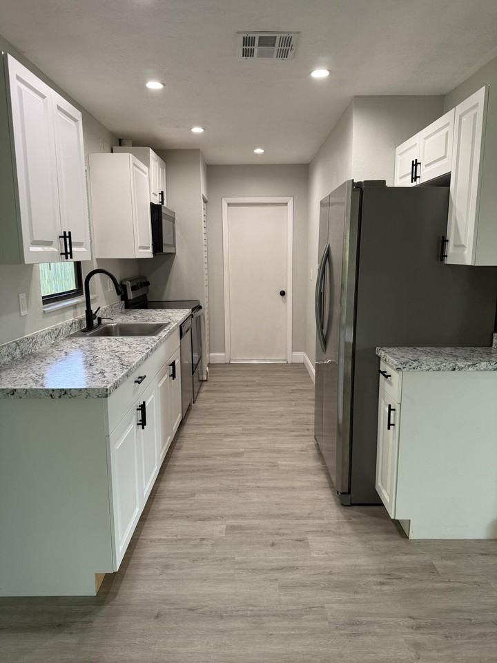 1931 Sw Beekman St - Photo 3 of 11