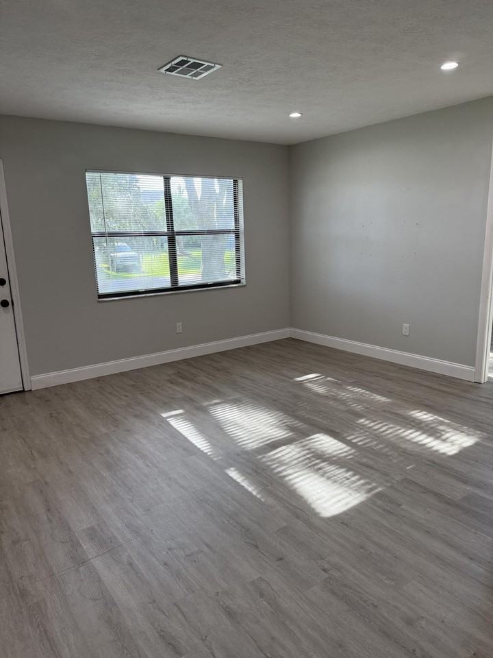 1931 Sw Beekman St - Photo 5 of 11