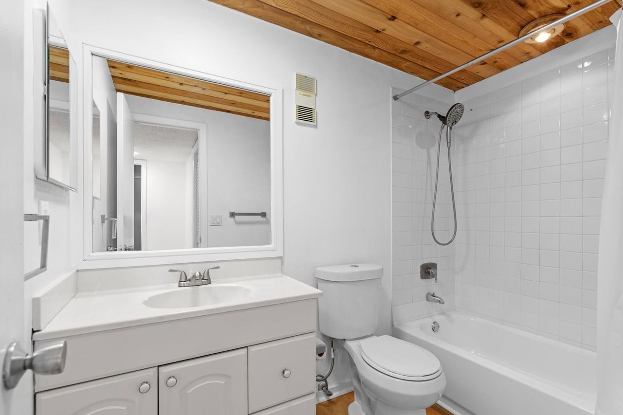 480 Executive Center Dr Apt 5i - Photo 2 of 10