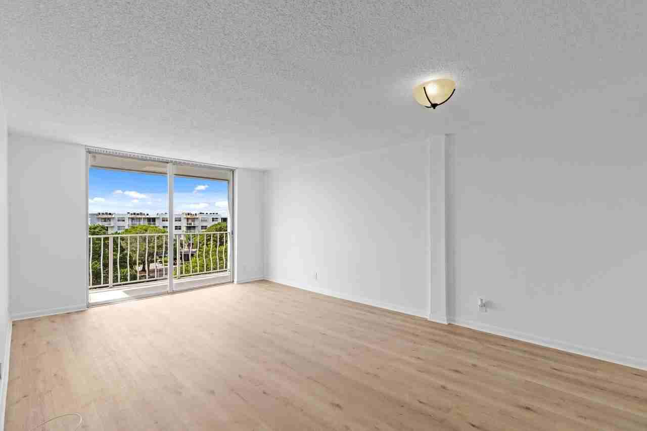 480 Executive Center Dr Apt 5i - Photo 5 of 10