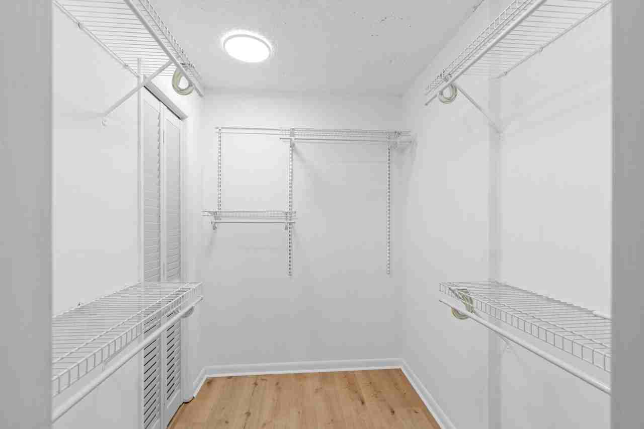 480 Executive Center Dr Apt 5i - Photo 6 of 10